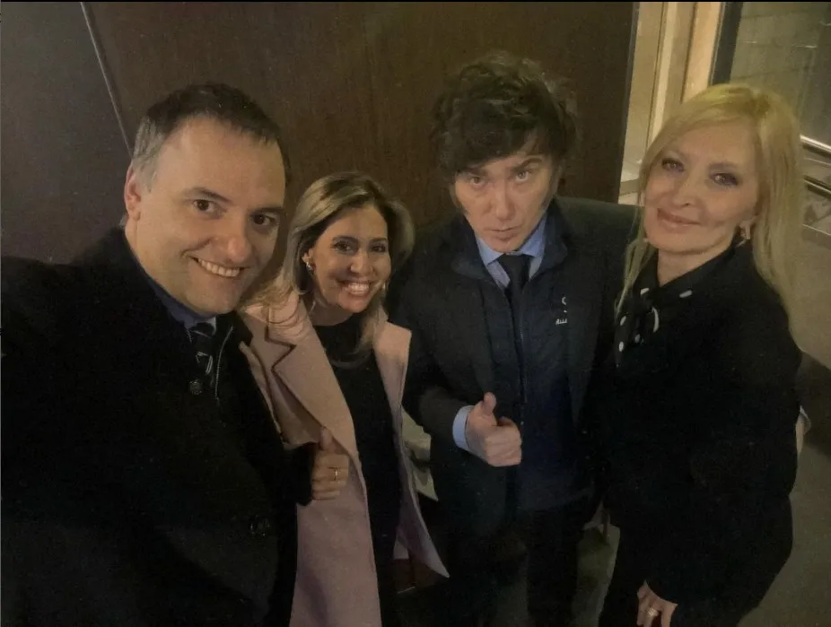 Milei postou pela primeira vez no seu Instagram chamando Amalia, na ponta da imagem, de namorada