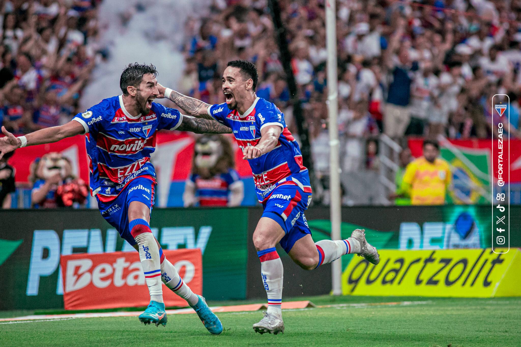 Pikachu e Lucero comemoram gol do Fortaleza comemora