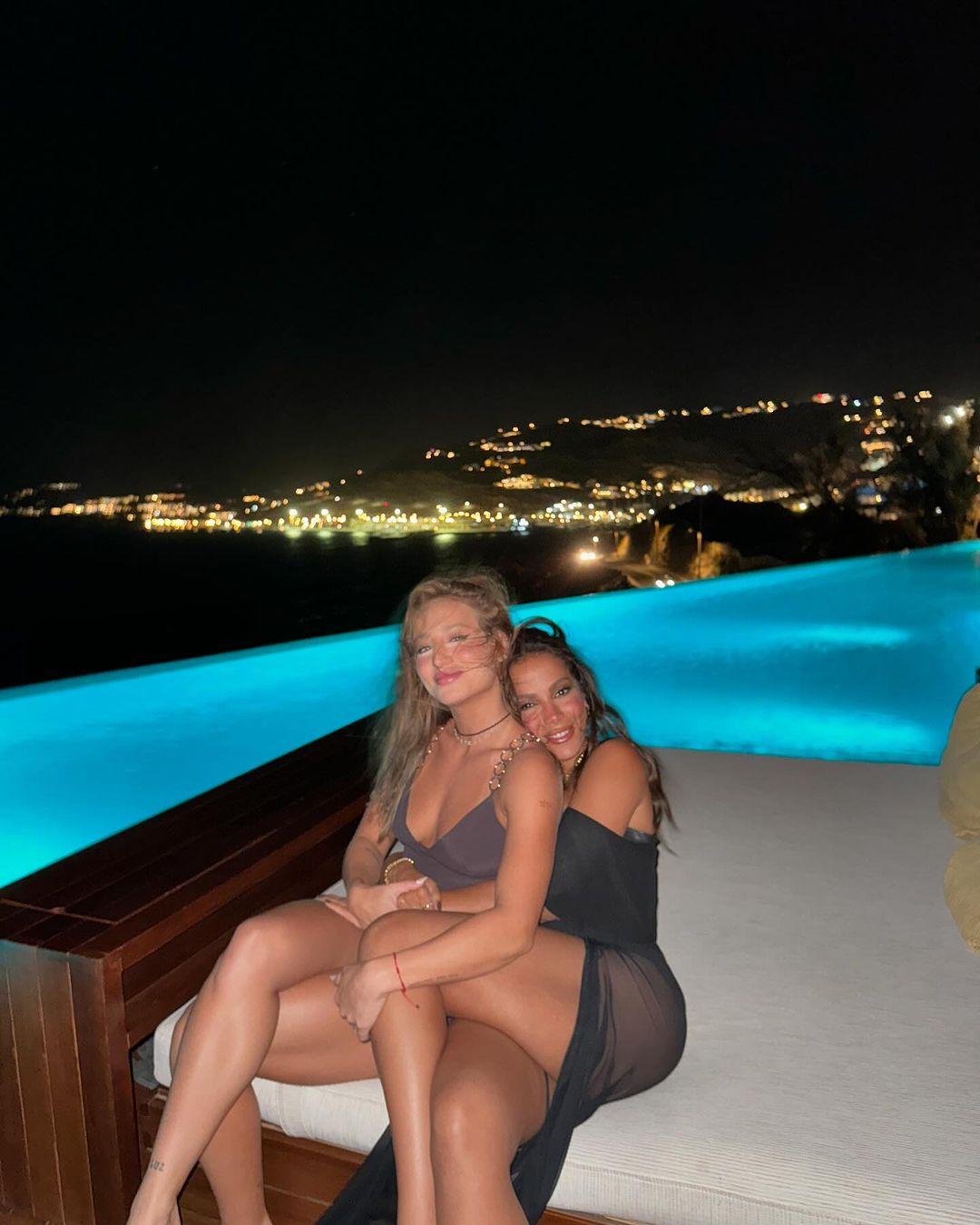 Bruna e Anitta durante viagem