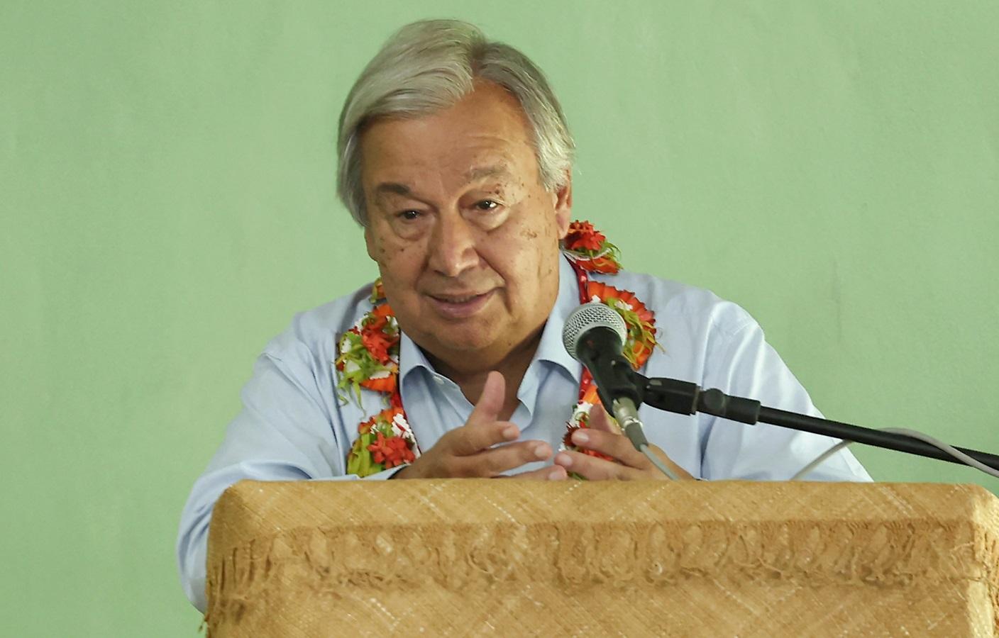 O secretário-geral das Nações Unidas, Antonio Guterres, fez comentários durante uma visita à praia de Ha'atafu, uma área afetada pela erupção vulcânica e tsunami em 2022,