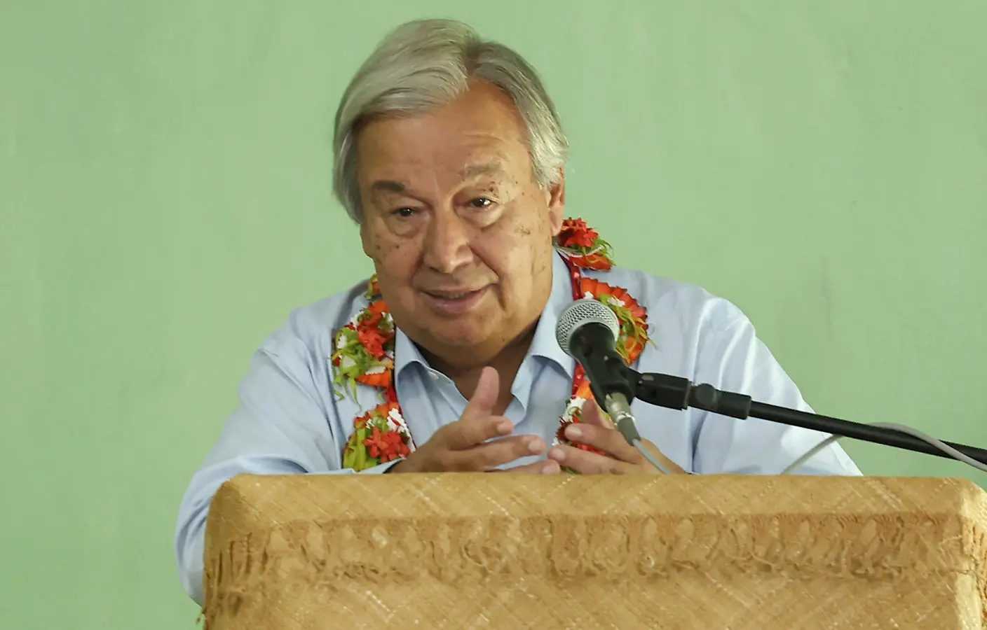 O secretário-geral das Nações Unidas, Antonio Guterres, fez comentários durante uma visita à praia de Ha'atafu, uma área afetada pela erupção vulcânica e tsunami em 2022,