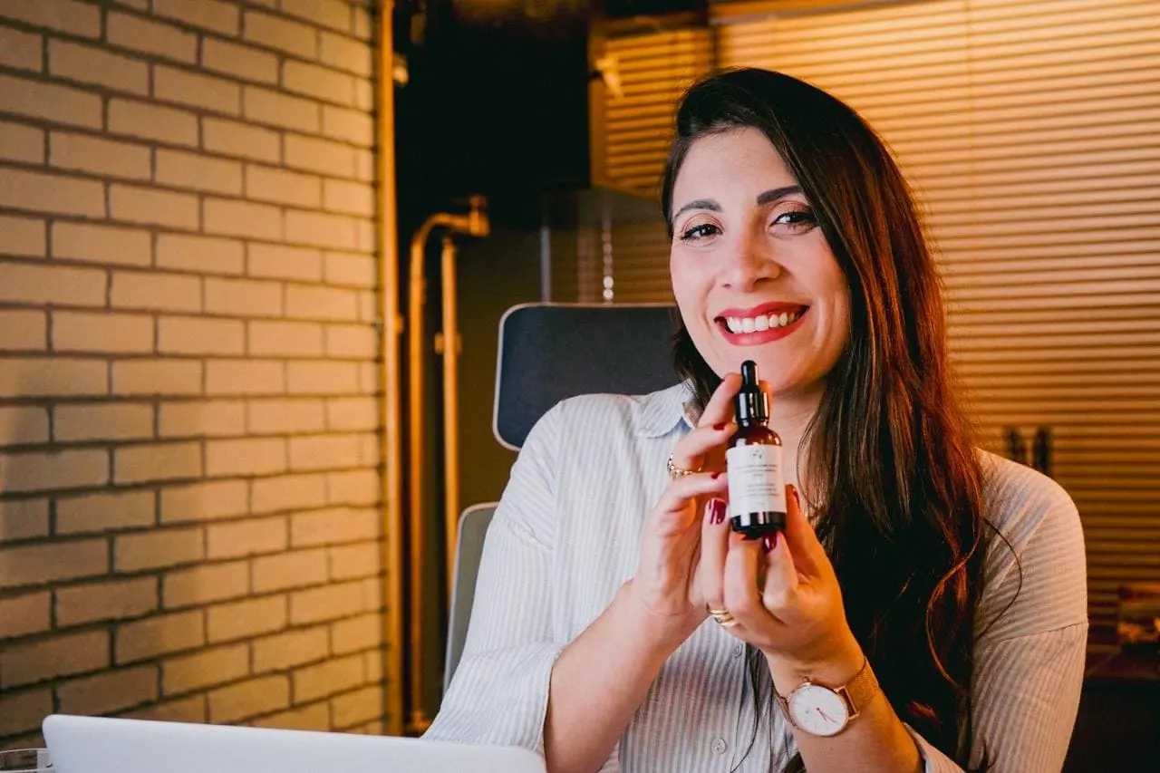 Imagem da pesquisadora segurando o sérum facial / ceará / ufc / cosmético / sérum facial / sérum vegano