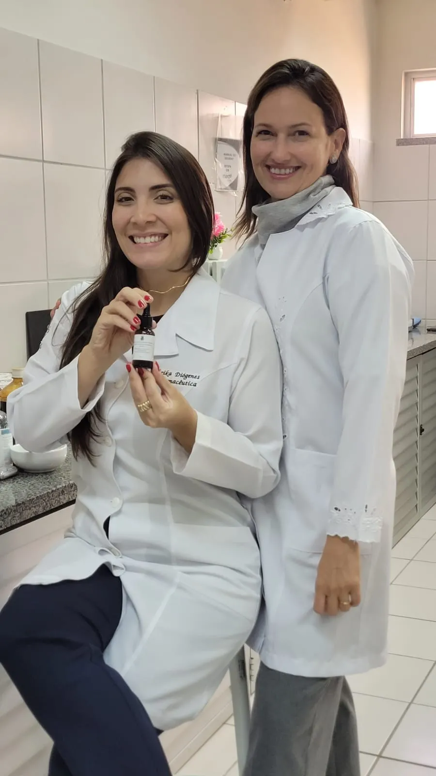 Érika Diógenes a esquerda segurando o sérum facial e Tamara Gonçalves a direita