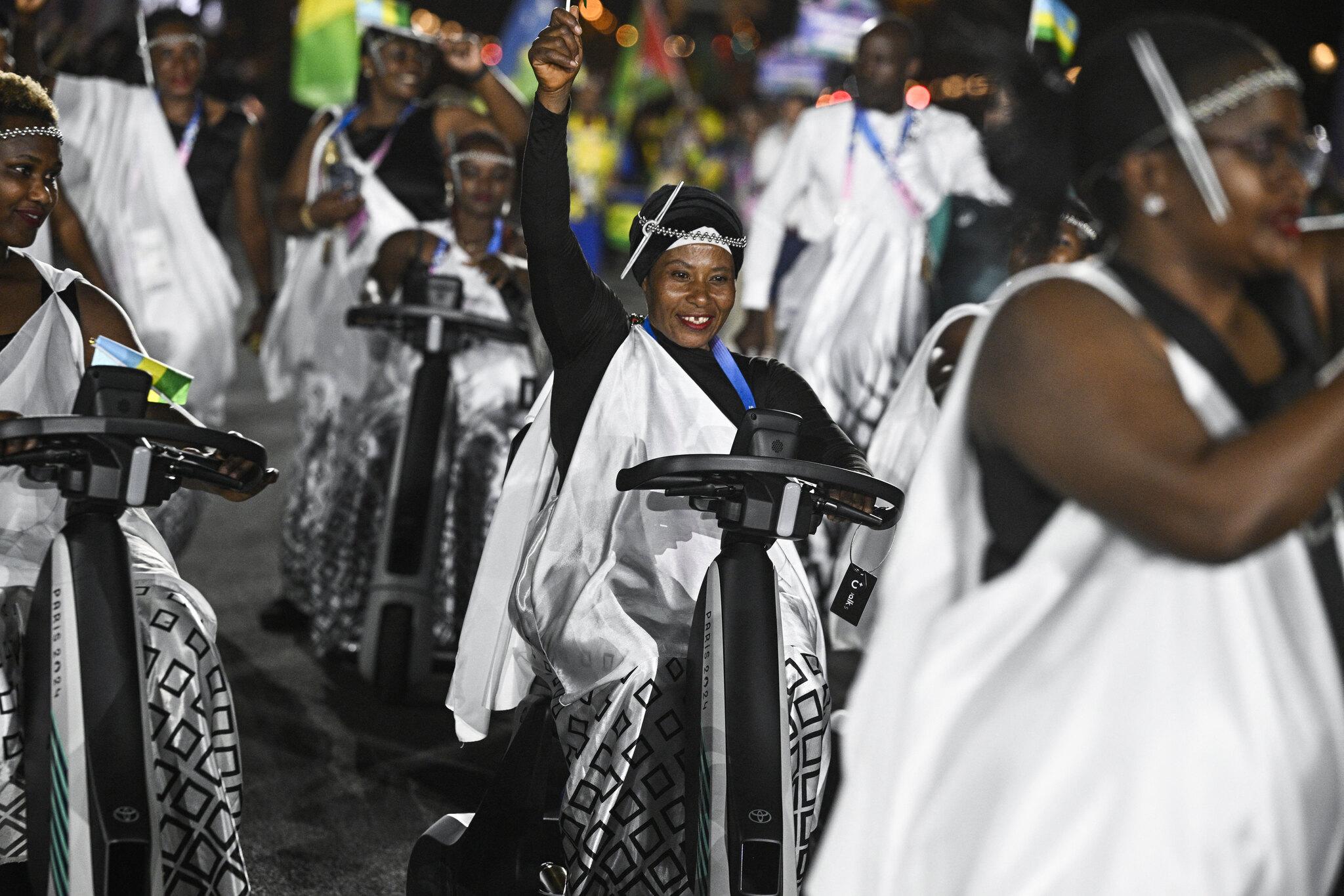 Delegação da Ruanda durante cerimônia de abertura das Paralimpíadas 2024