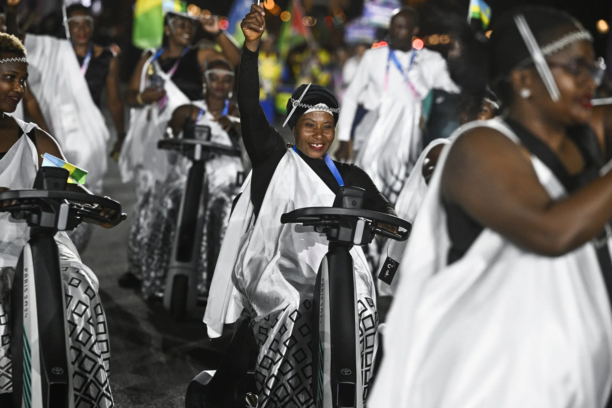 Delegação da Ruanda durante cerimônia de abertura das Paralimpíadas 2024