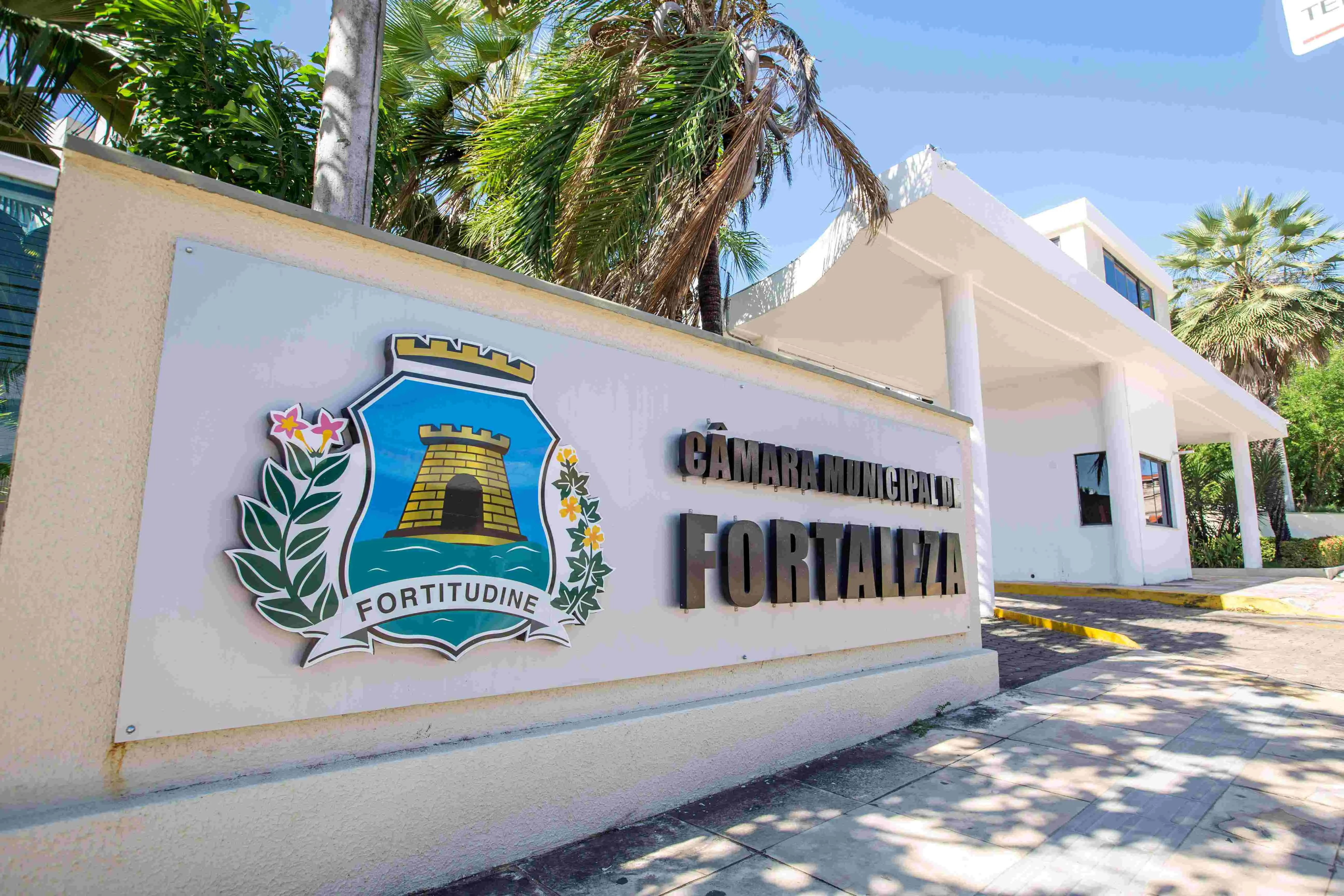 Foto do letreiro na entrada da Câmara Municipal de Fortaleza