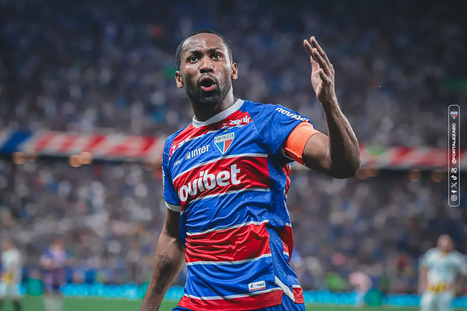 Capitão do Fortaleza, Tinga comemora gol