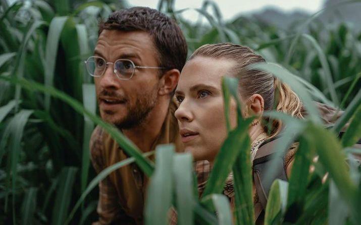 Scarlett Johansson e Jonathan Bailey caracterizados como os personagens do filme Jurassic World