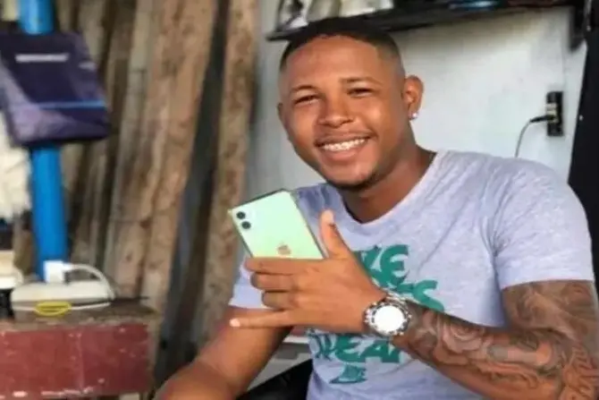Kevin era um homem jovem, negro, de cabelo quase ralado e tatuagens no braço. Na foto, ele está sorrindo, segurando um celular