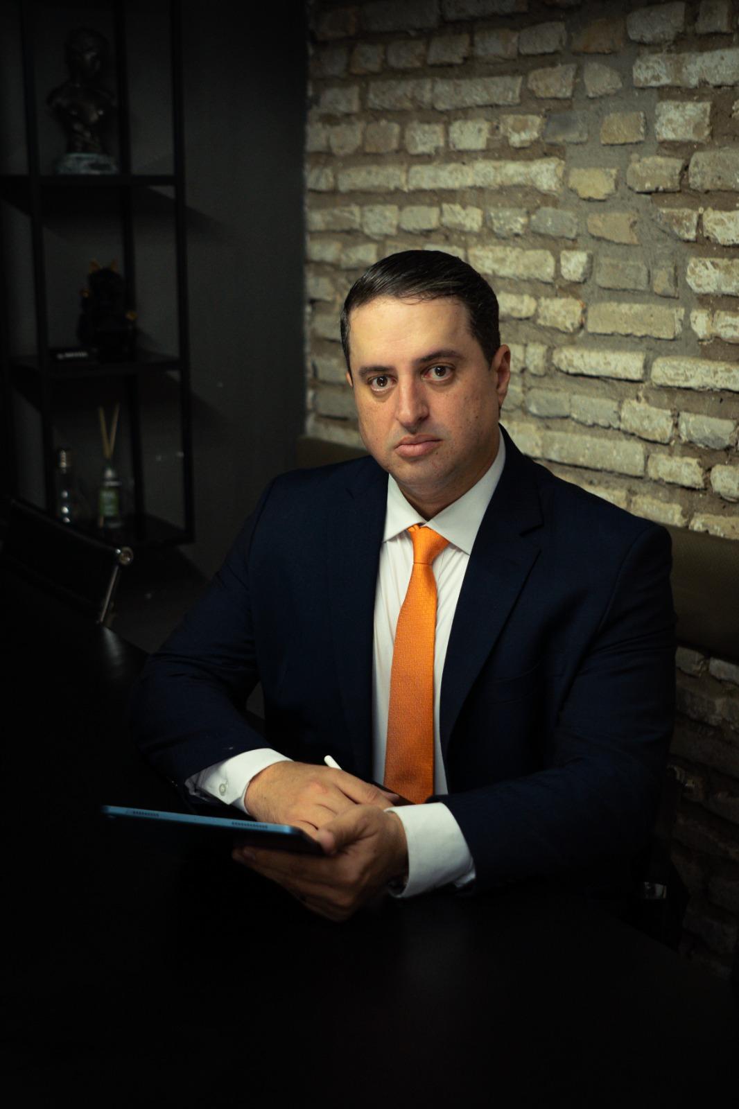 Sysley Sampaio é advogado tributarista