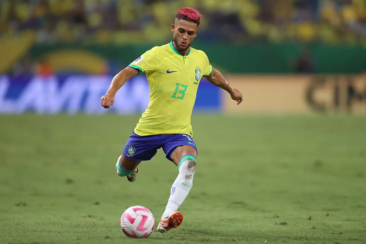 Yan Couto em ação pelo Brasil contra a Venezuela em Cuiabá pelas Eliminatórias da Copa de 2026