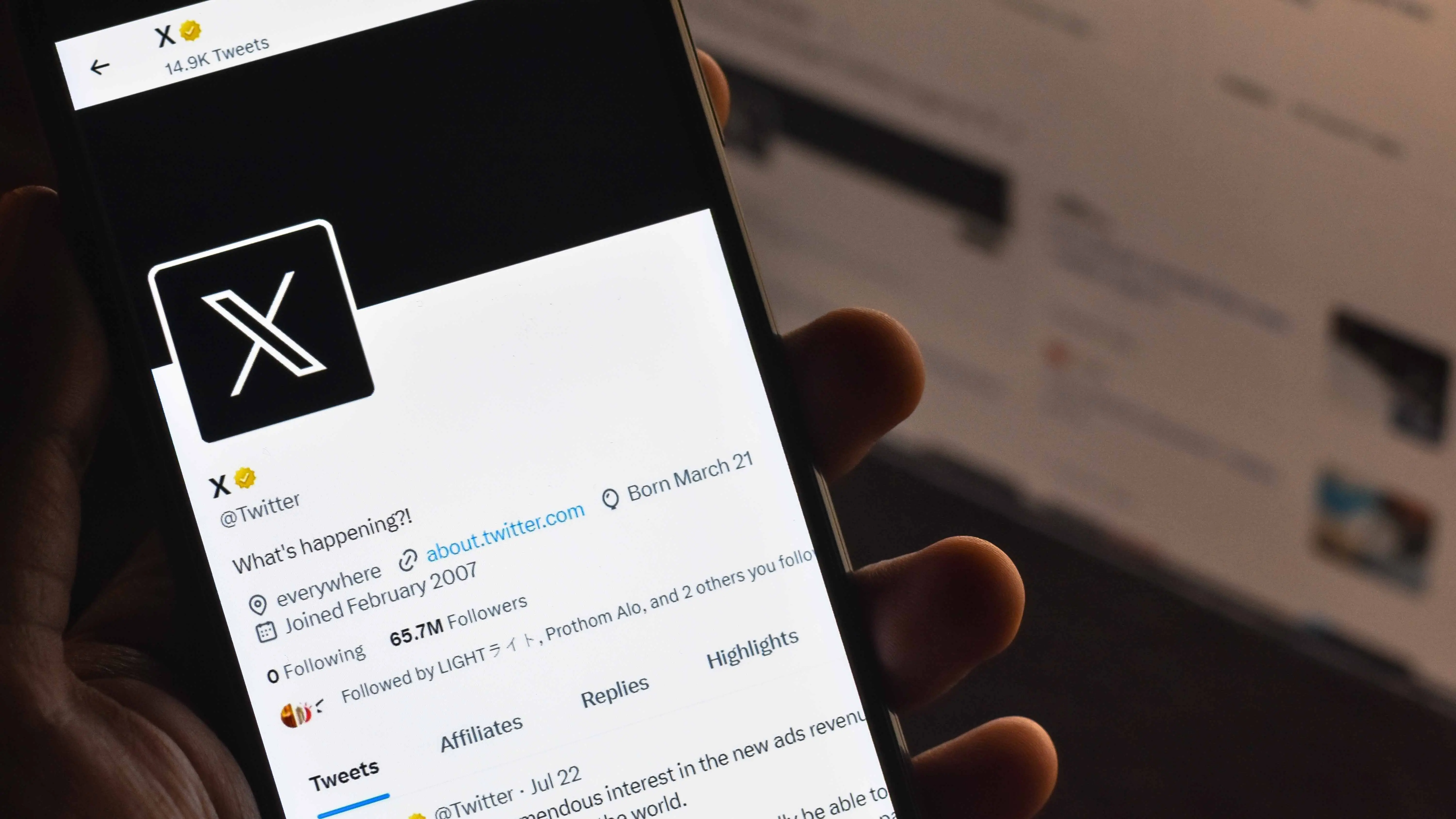 Tela aberta de smartphone com o aplicativo X