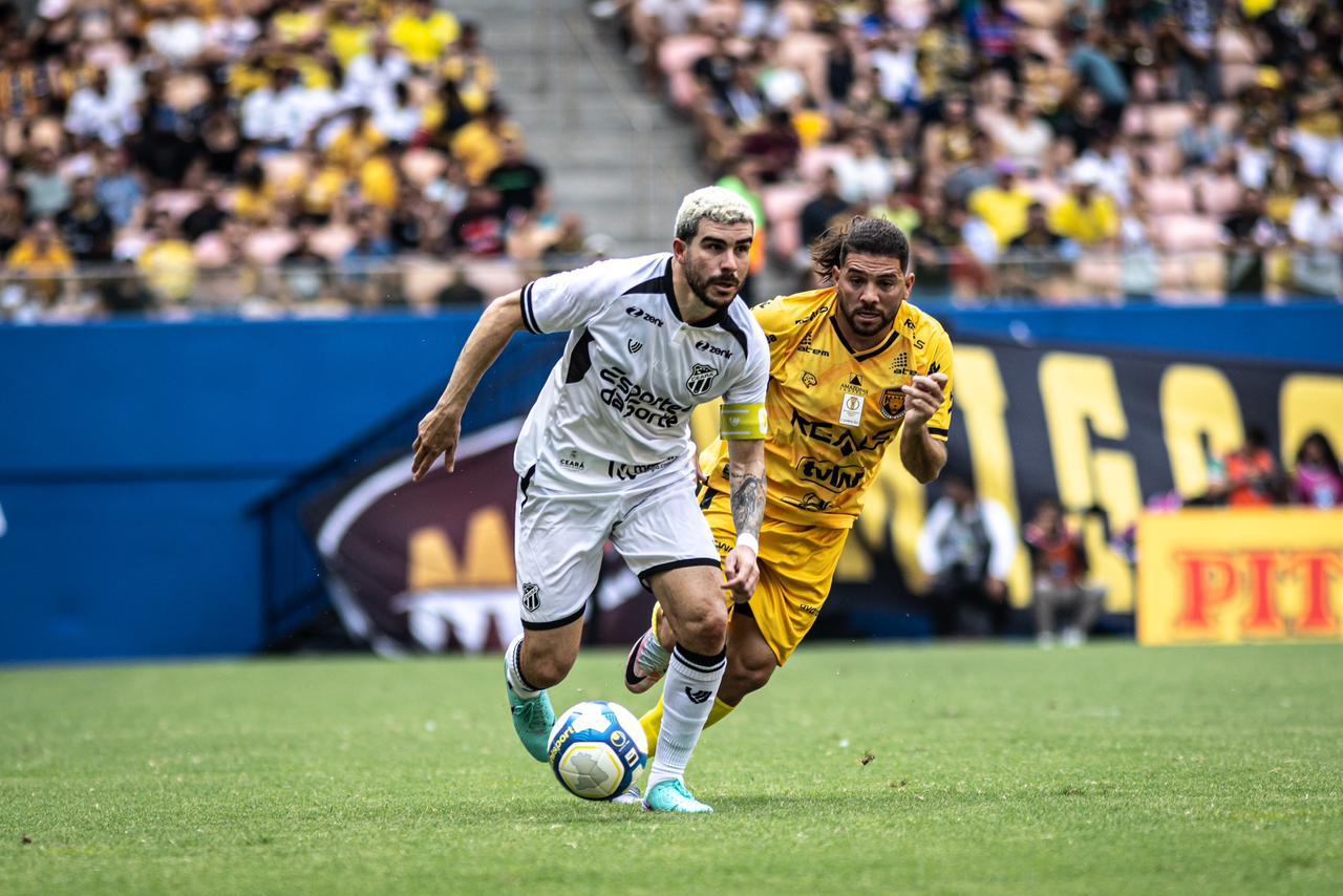 Foto de Richardson durante jogo entre Amazonas x Ceará