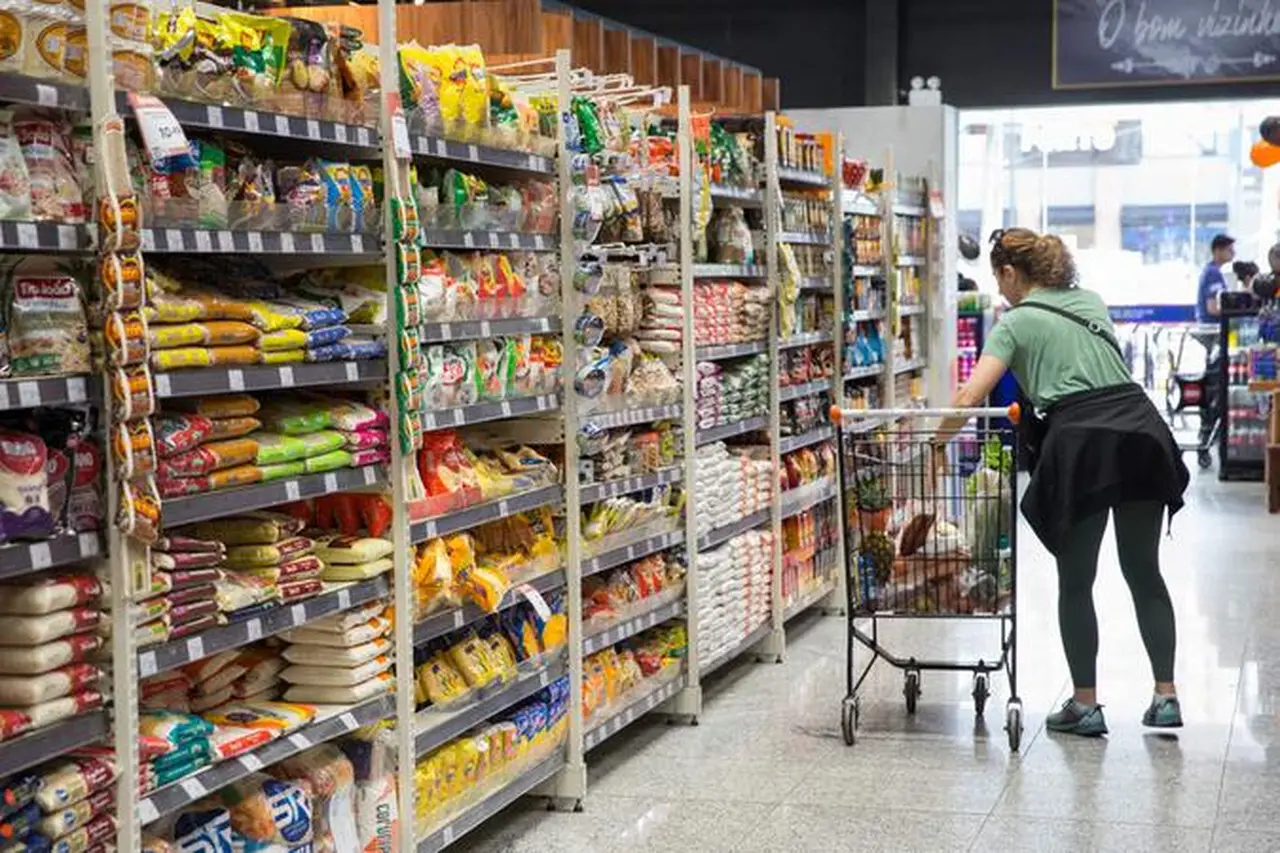 mulher em corredor de supermercado