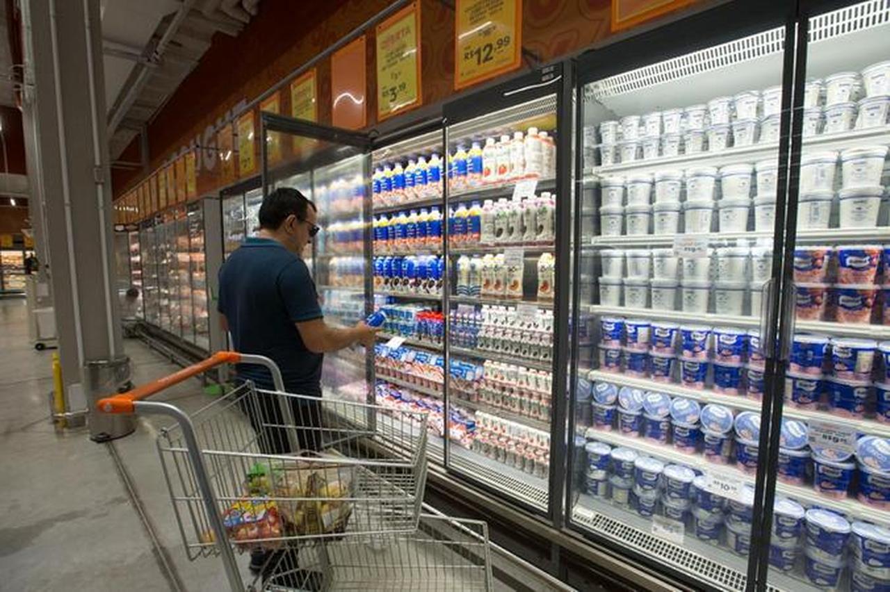 consumidor câmara fria supermercado laticínios