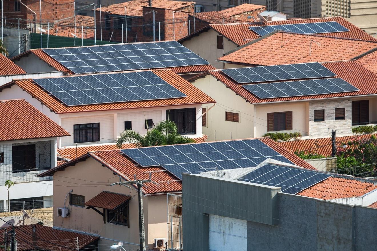 Painéis solares em residências de Fortaleza