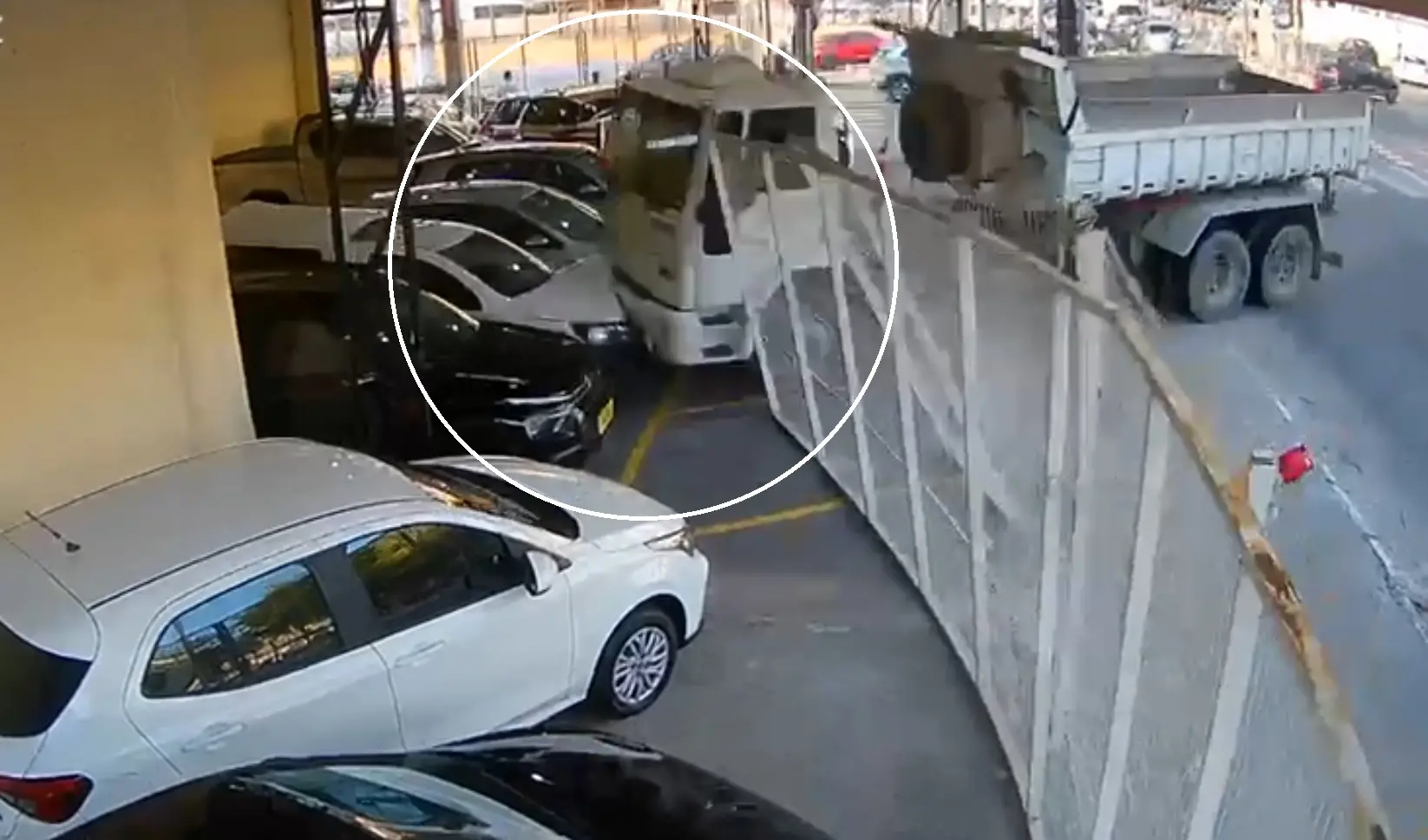 Caminhão colidiu em dois veículos de revendedora