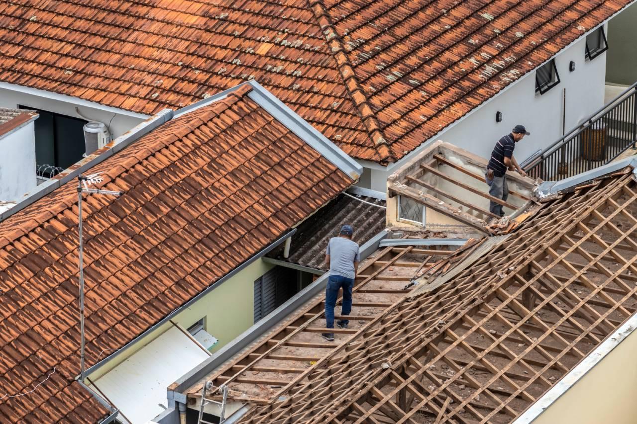 Dois homens sobre um telhado