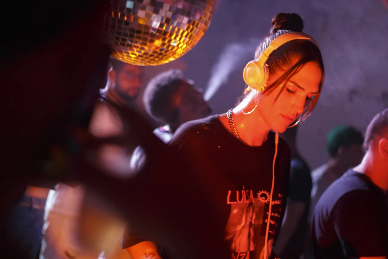 DJ Charlotte Killz toca no The Lights Bar