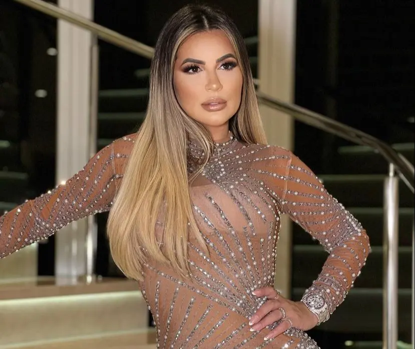 Deolane é uma mulher de longos cabelos loiros com raiz preta. Na foto, ela usa uma blusa com transparência. MPPE deve decidir sobre prisão de Deolane Bezerra após sugestão de promotores; entenda