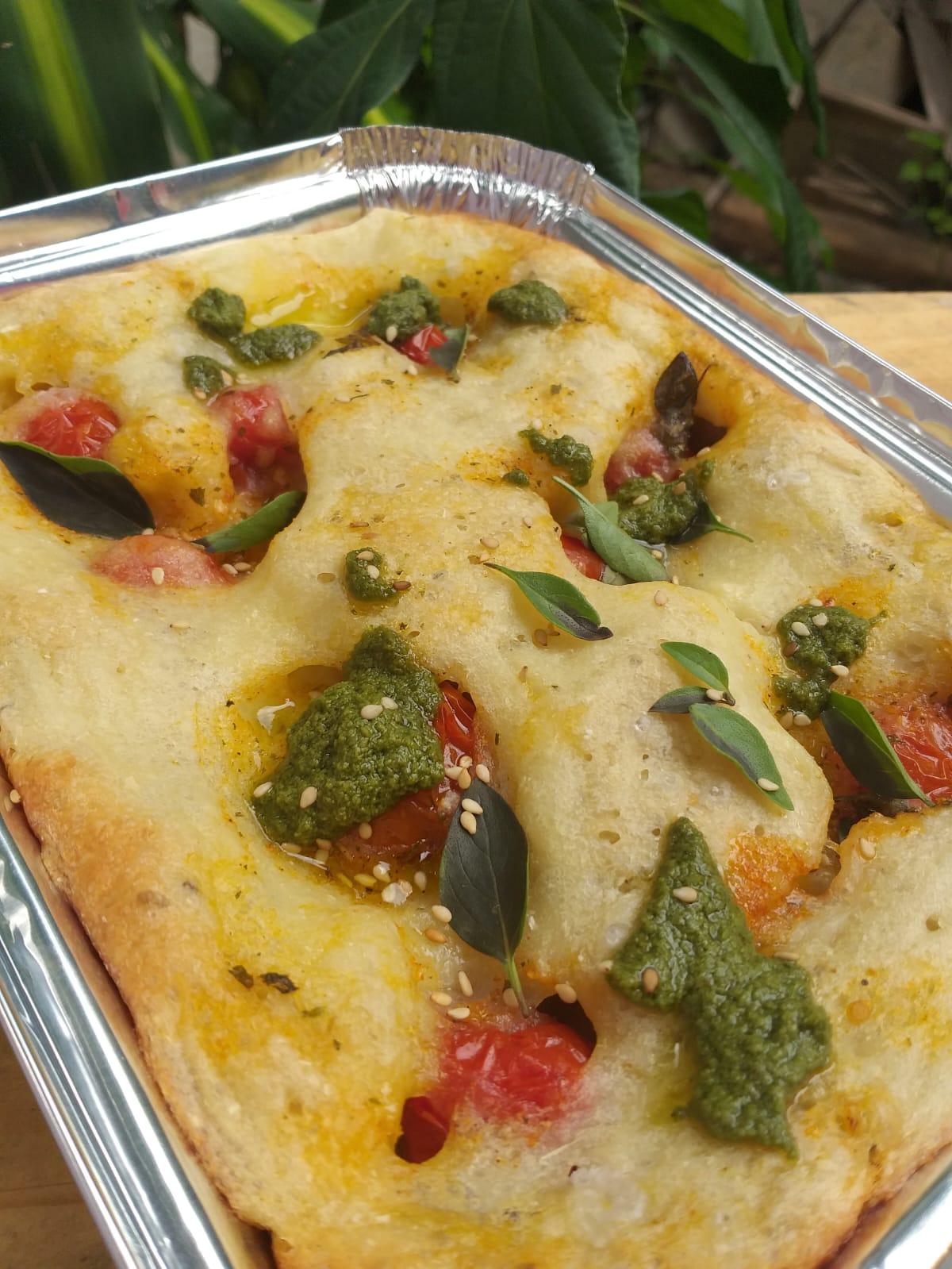 Focaccia de tomate cereja, pesto e parmesão de castanha é o carro-chefe da Karlota Delícias Artesanais