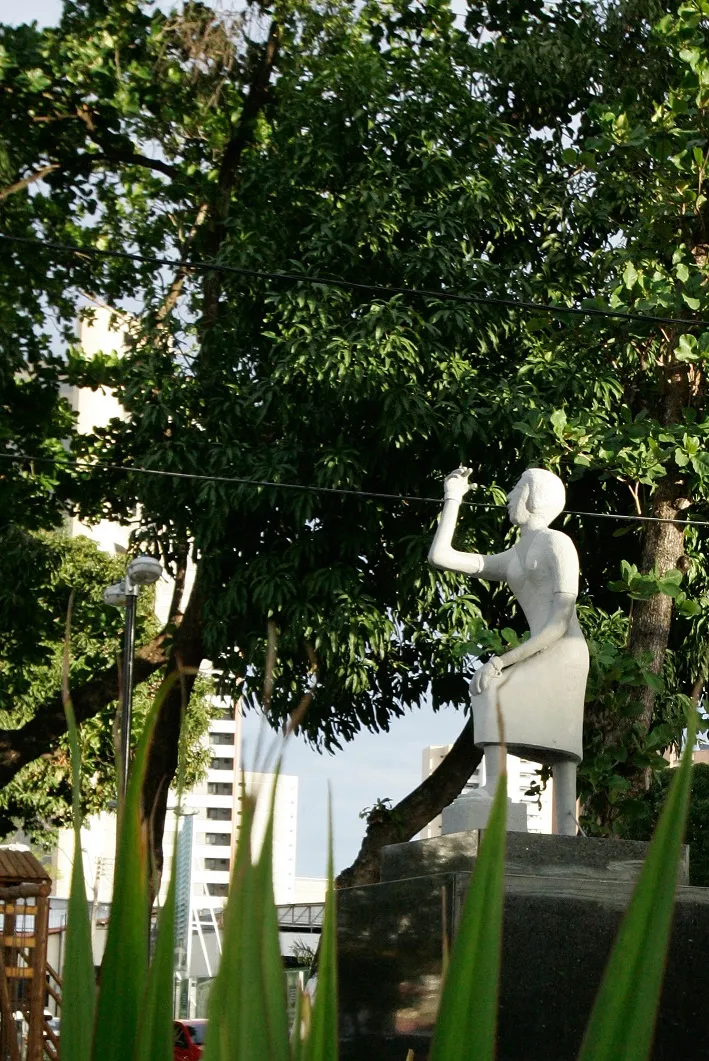 Estátua homenageia Bárbara em praça na Avenida Heráclito Graça, em Fortaleza