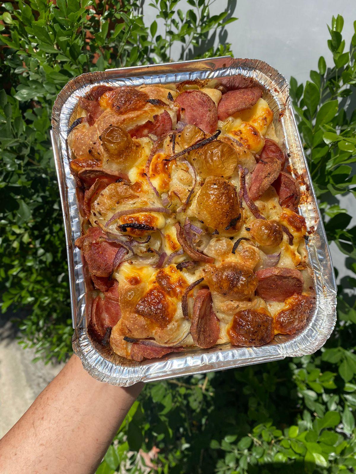 Focaccia de calabresa com queijo coalho e cebola roxa é uma das favoritas dos clientes