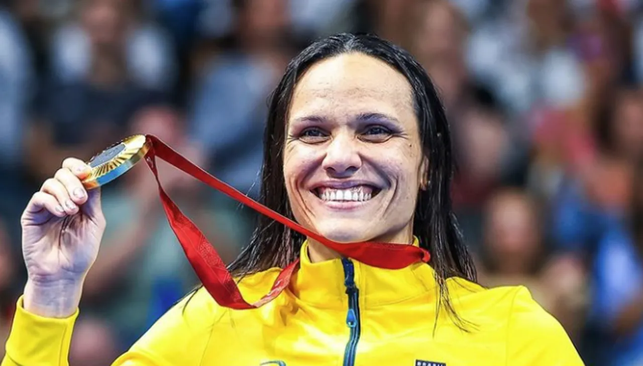 Nesta quinta, a maior medalhista de ouro paralímpica do Brasil, nadou a prova em 1min15s62 e conquistou a medalha de prata