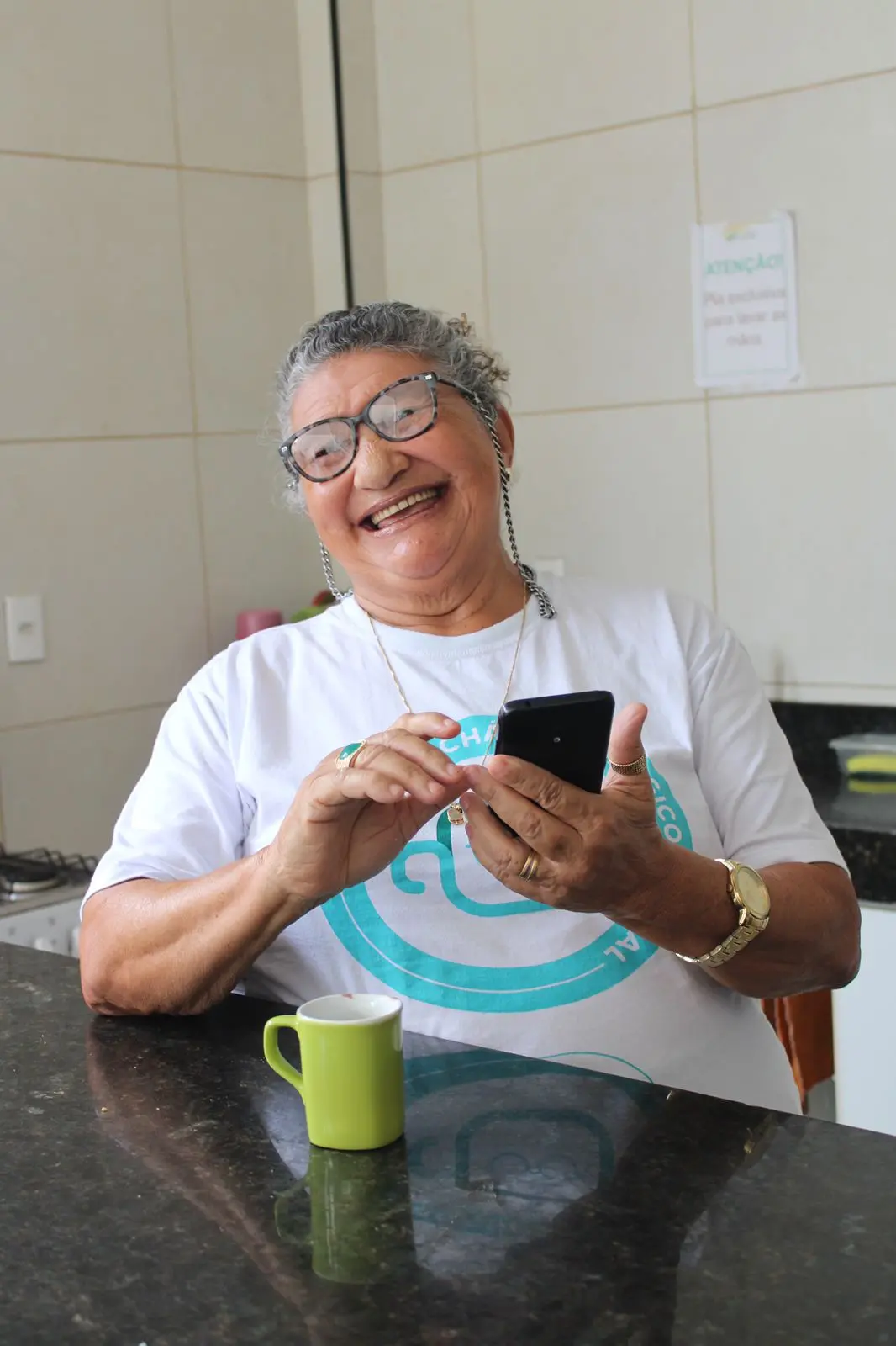 Foto de uma idosa mexendo no celular / terceira idade e tecnologia / celular e senhora