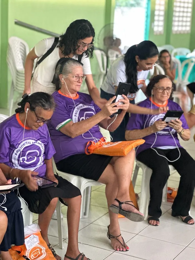 Os alunos recebem um kit contendo um tablet com acesso a internet, fones de ouvido, carregador, apostila adaptada e blusa para participar das atividades do projeto