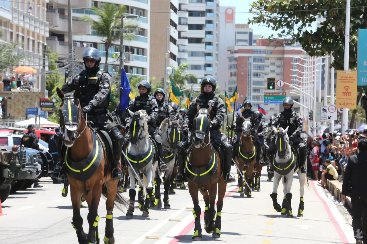Desfile cívico-militar na av. Beira Mar em Fortaleza