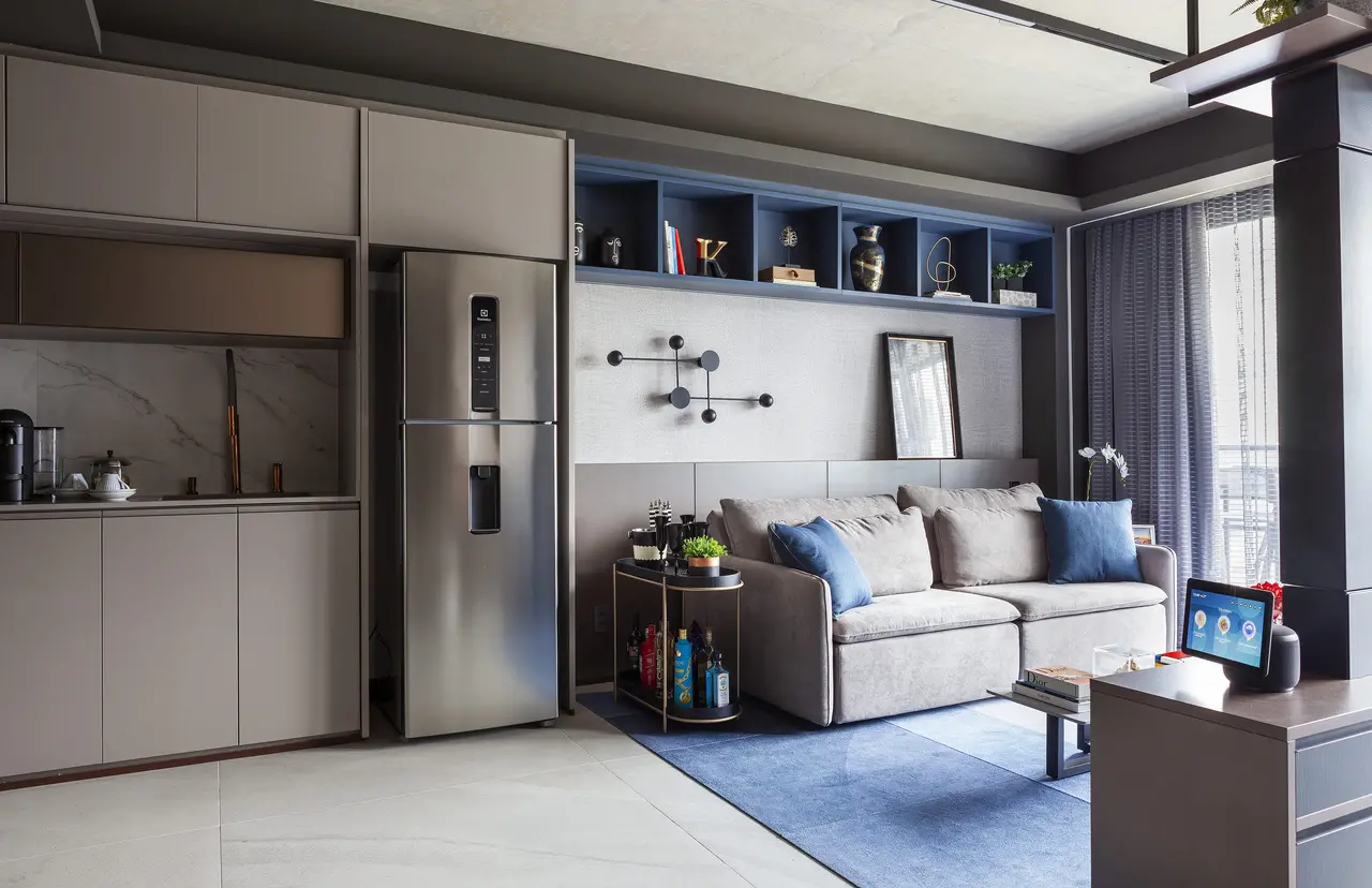 Inspiração de apartamento pequeno, mas com estratégias para acomodar bem um casal