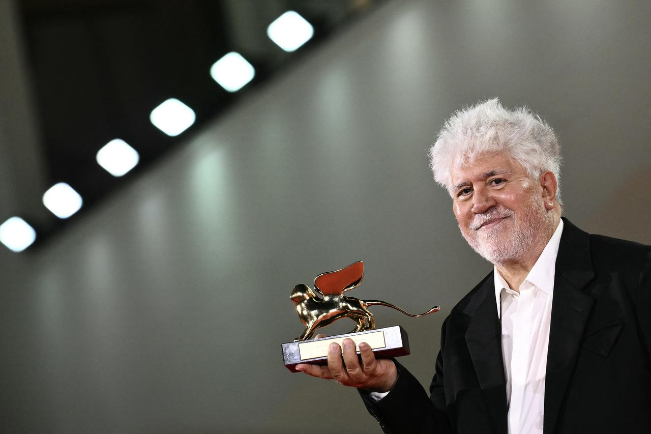 foto do diretor Pedro Almodóvar com Leão de Ouro