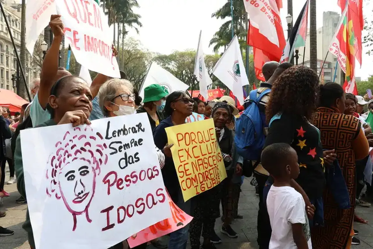 Em São Paulo, grupo cobrou políticas públicas para idosos