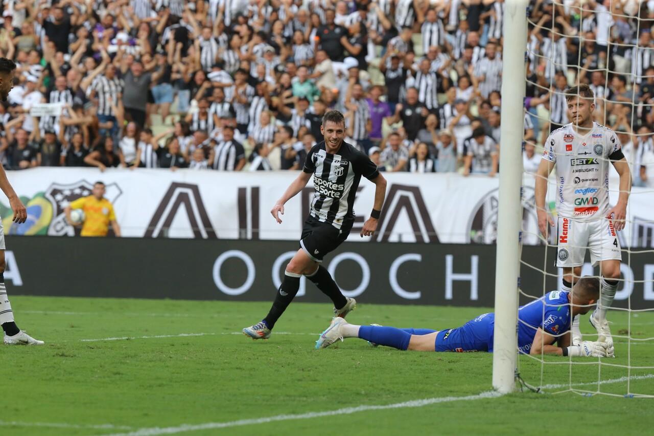 Atleta do Ceará comemora gol pelo Operário-PR