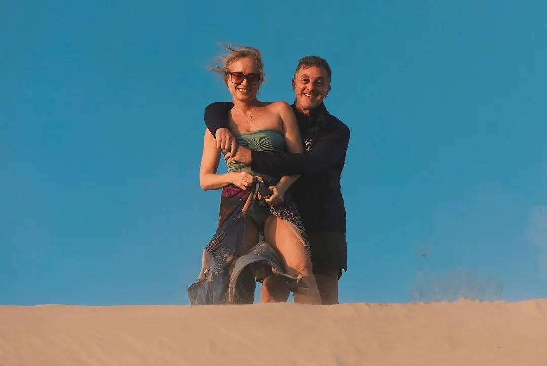 Luciano Huck e Angélica na praia do Preá