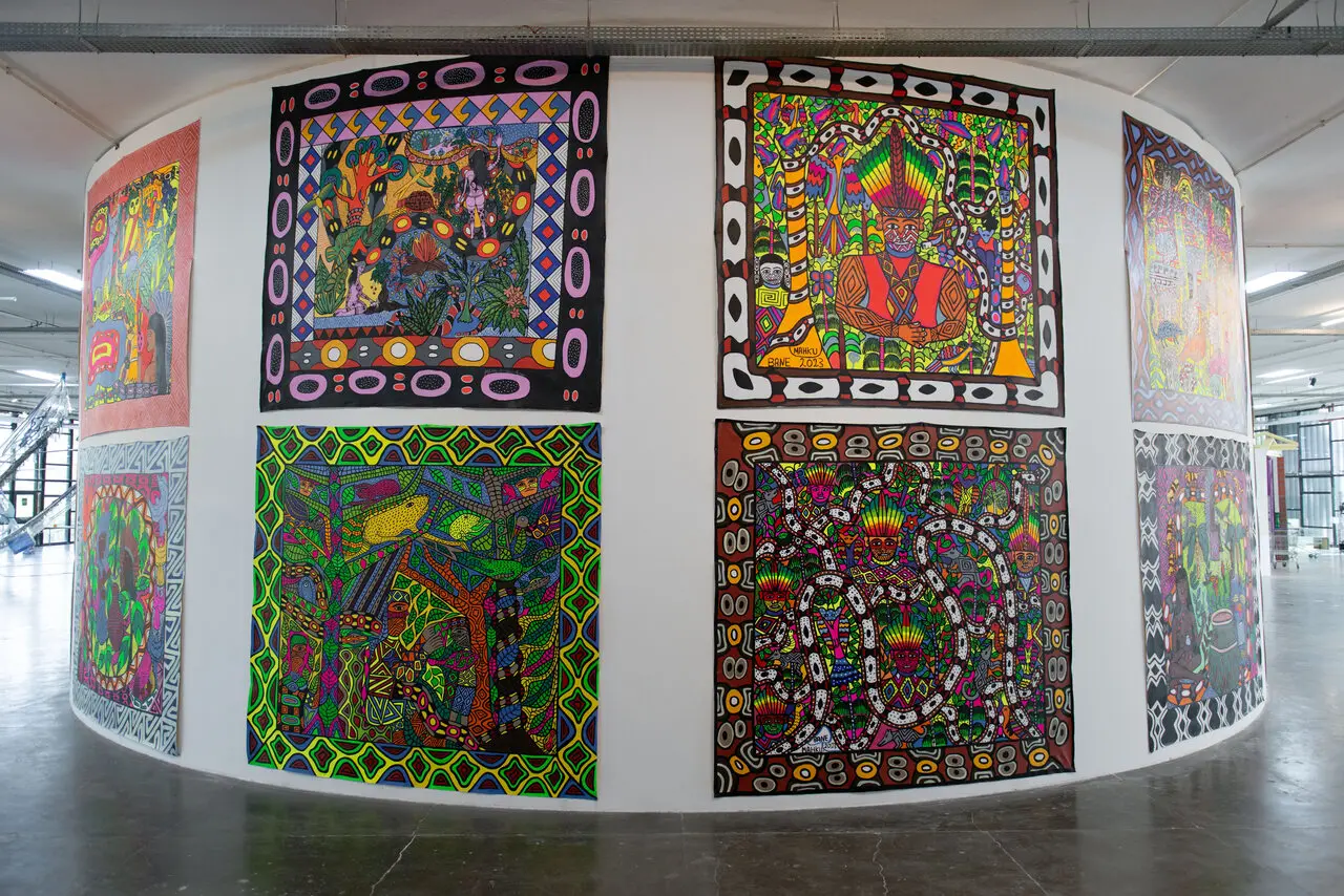 Mural com pinturas indígenas