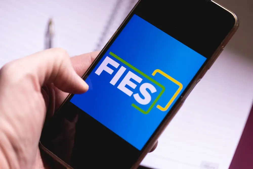 estudante acessando aplicativo do Fies