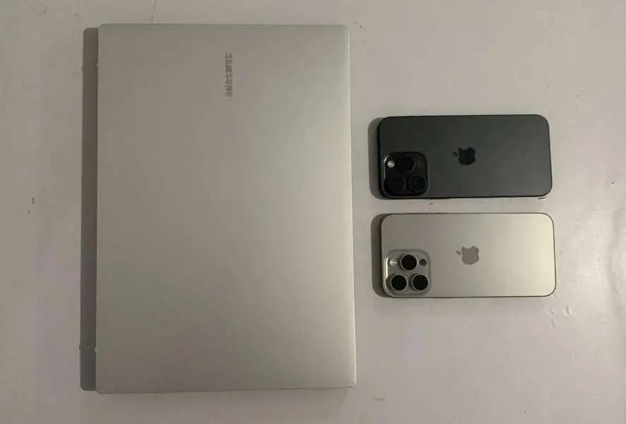 Notebook e dois celulares