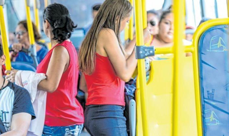 Mulheres dentro de ônibus de Fortaleza, um dos locais com mais casos de importunação sexual em Fortaleza