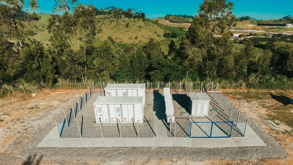 BESS da Matrix Energia. Sistema estoca eletricidade para jogar na rede quando houver necessidade, reduzindo danos com interrupções na corrente elétrica e maximizando o aproveitamento da energia gerada.