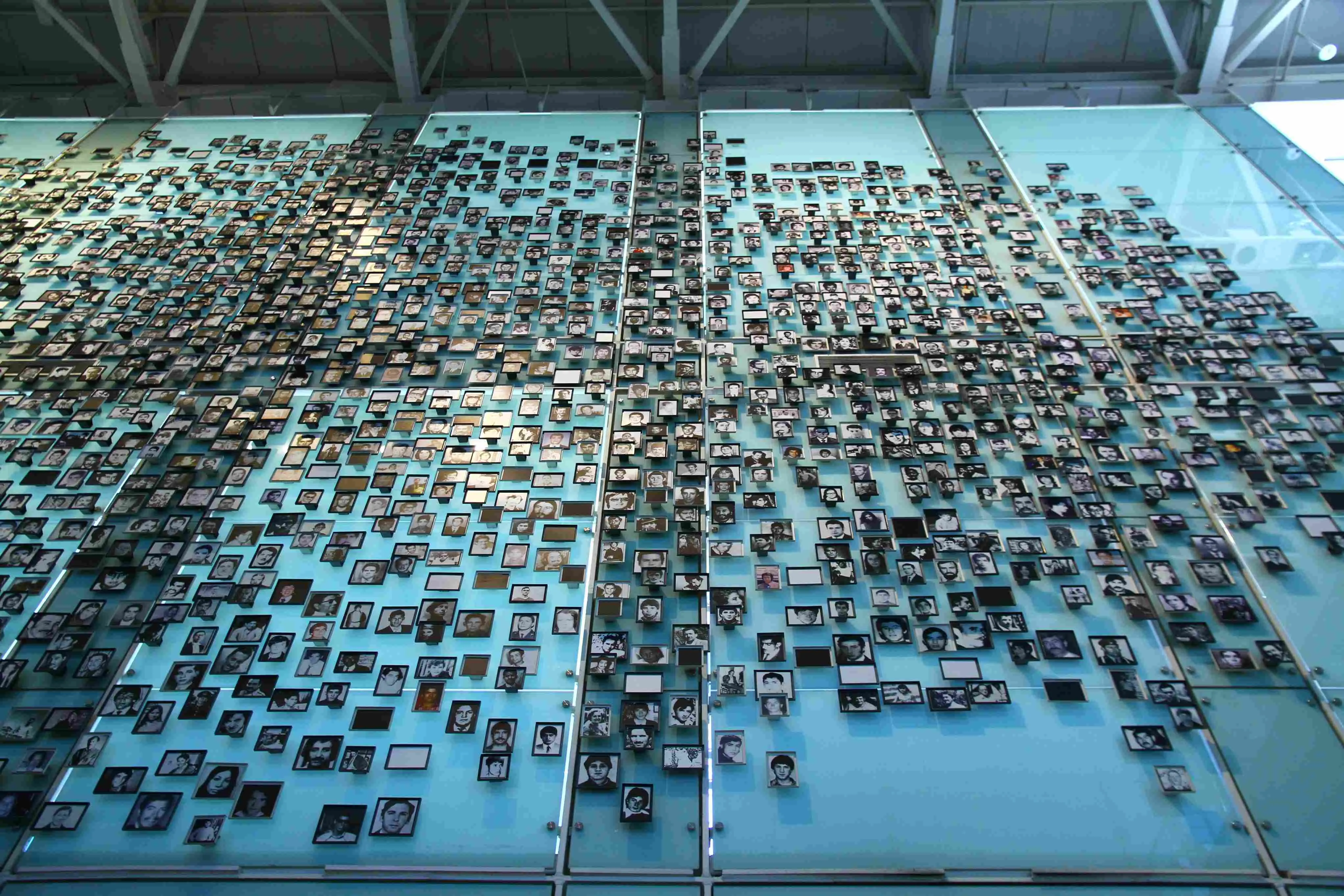 No Museu da Memória e dos Direitos Humanos, no Chile, existe um mural que faz homenagem às vítimas da ditadura de Pinochet