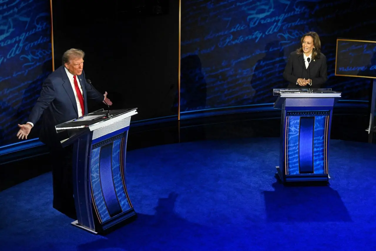 donald trump e kamala harris durante debate para a presidência dos estados unidos