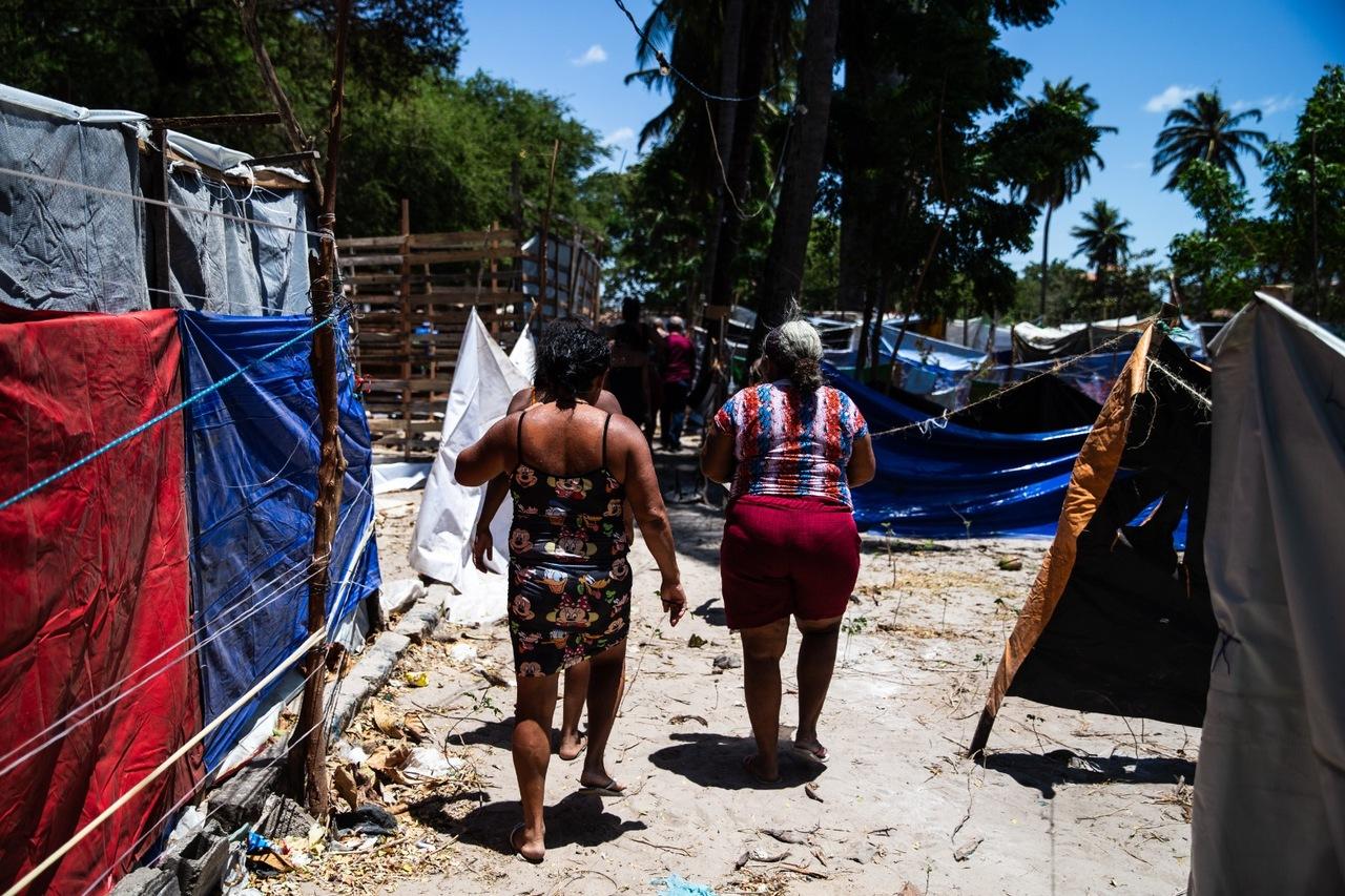 Duas mulheres de costas caminhando na ocupação