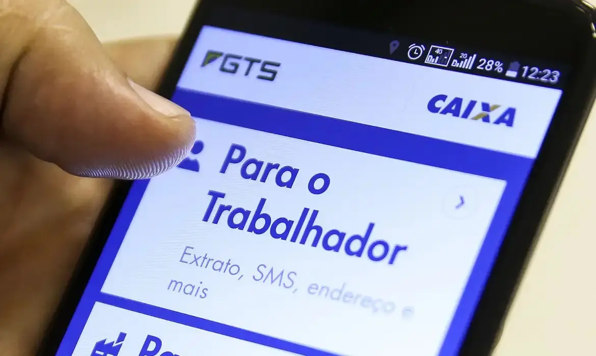 Celular com tela aberta em aplicativo do fgts. Saque-aniversário do FGTS vai acabar? Entenda medida do Governo que pode encerrar modalidade