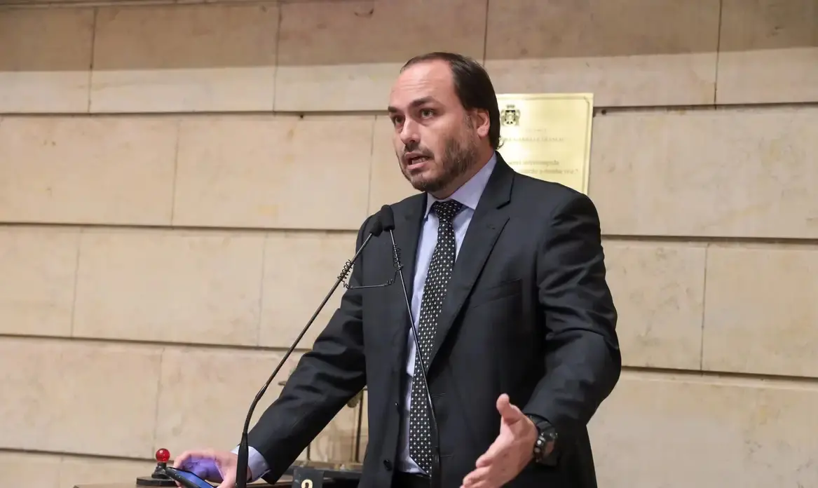 MP denunciou sete pessoas por 'rachadinha' no gabinete do vereador Carlos Bolsonaro