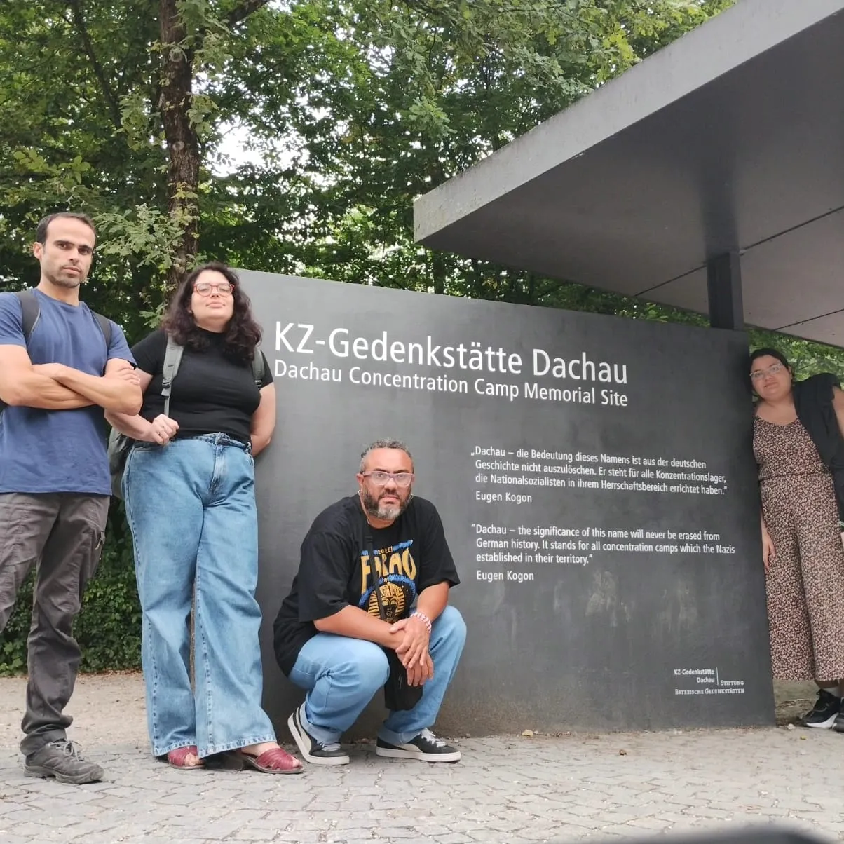 Membros do Coletivo em frente ao Memorial do Campo de Concentração de Dashau, em Munique (Alemanha).