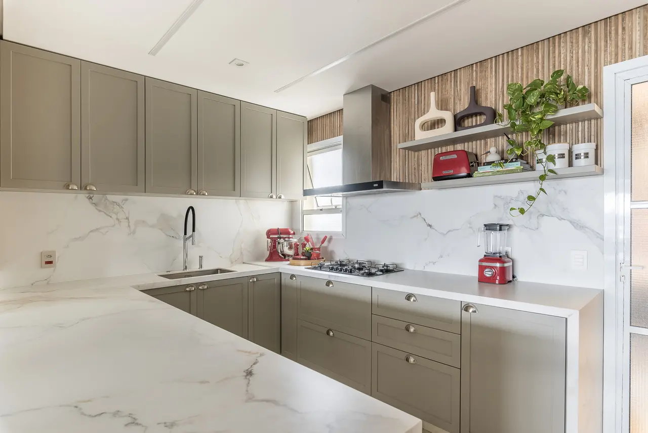 Cores claras nos móveis e revestimentos também são fortes características de cozinhas provençais