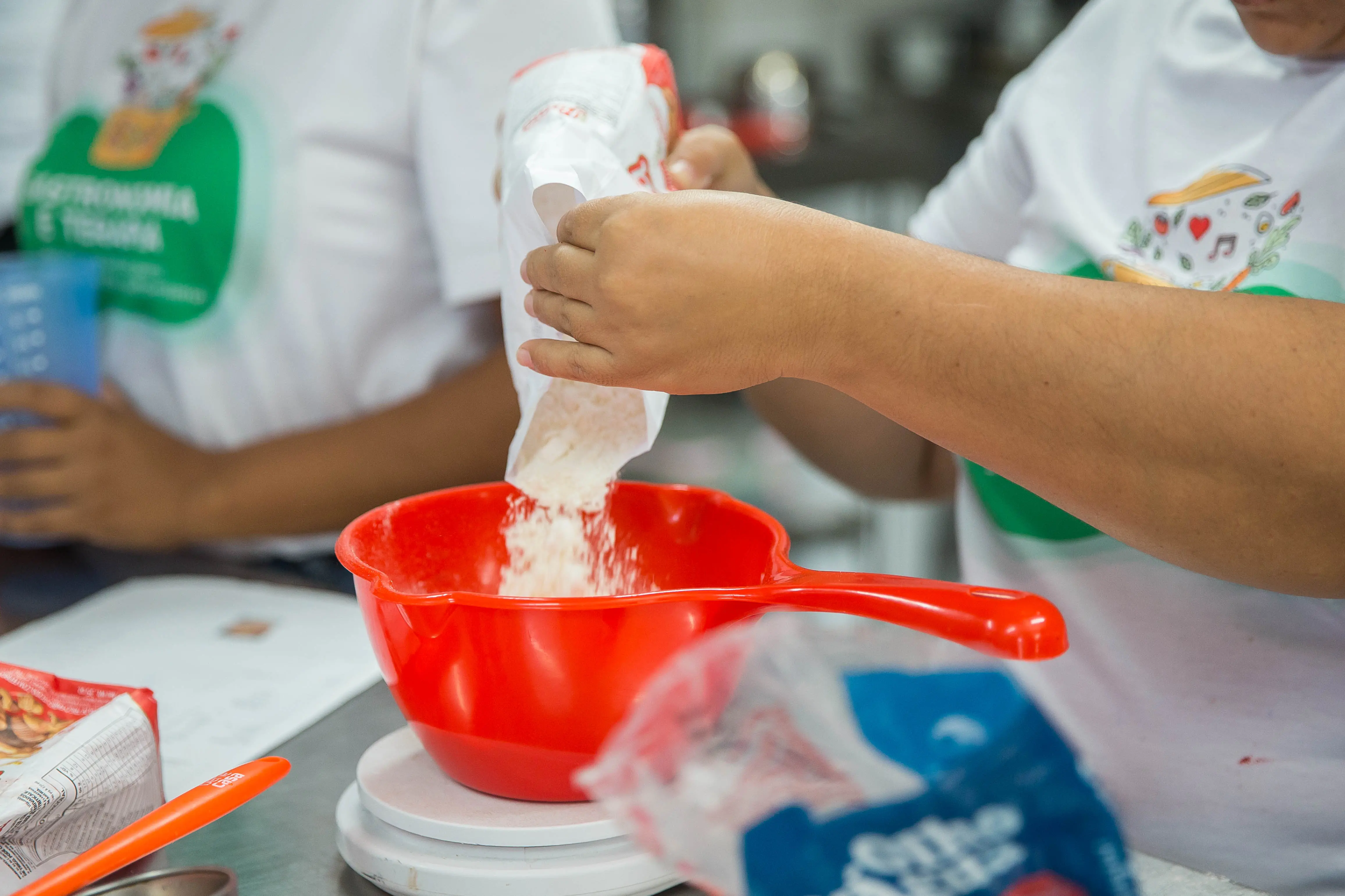 Mulher pesando farinha de trigo