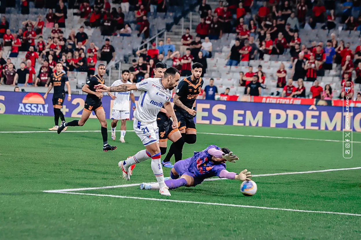 Fortaleza enfrenta o Athletico-PR no Brasileirão.